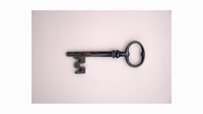 A simple old key with a round keyring
